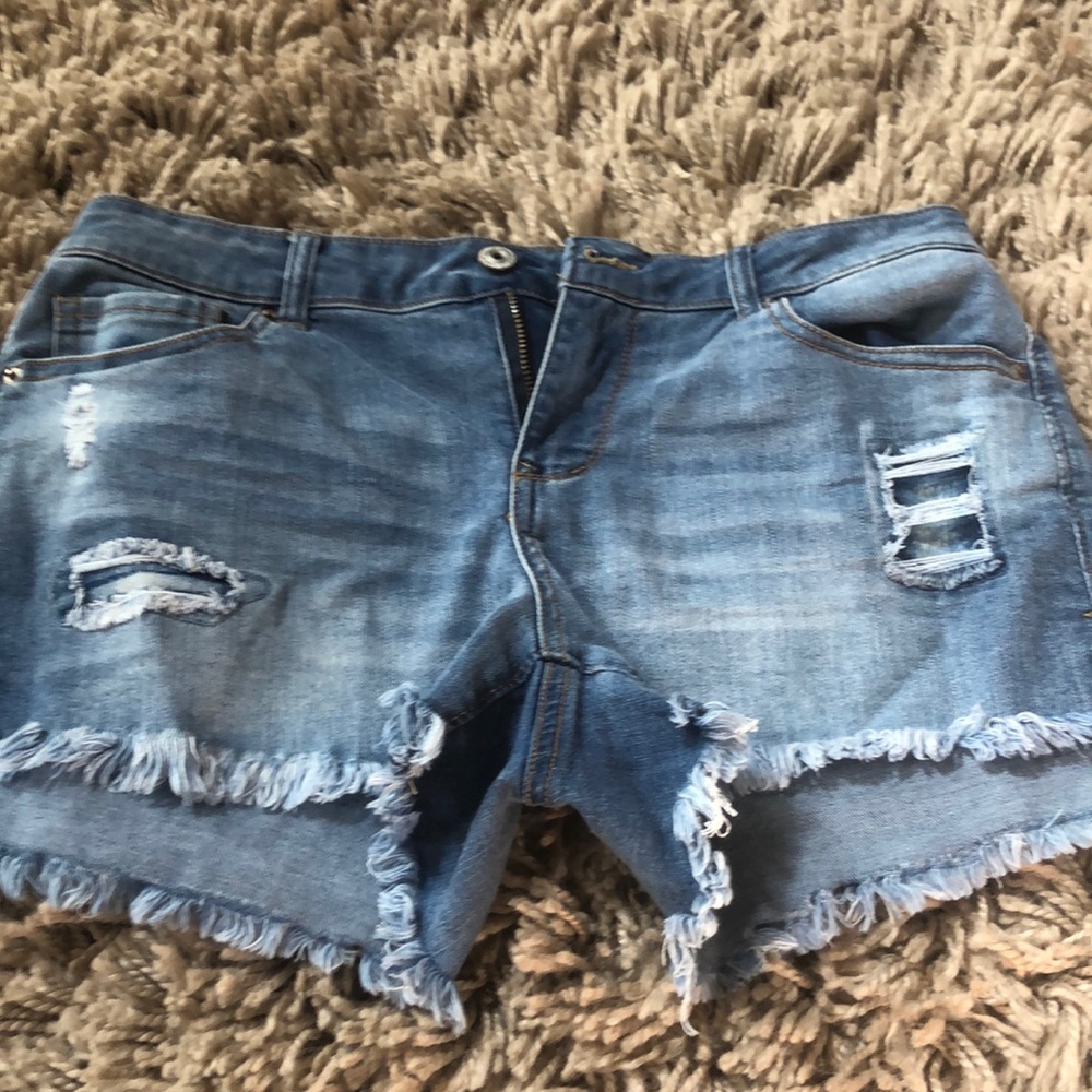 Vanilla star denim shorts.    Juniors. 9
